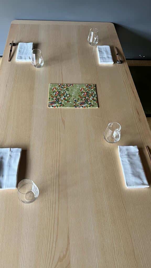 Table dressée sur les tatamis
