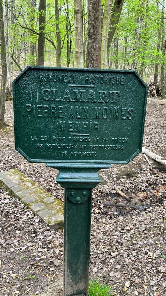 Panneau annonçant la pierre aux Moines