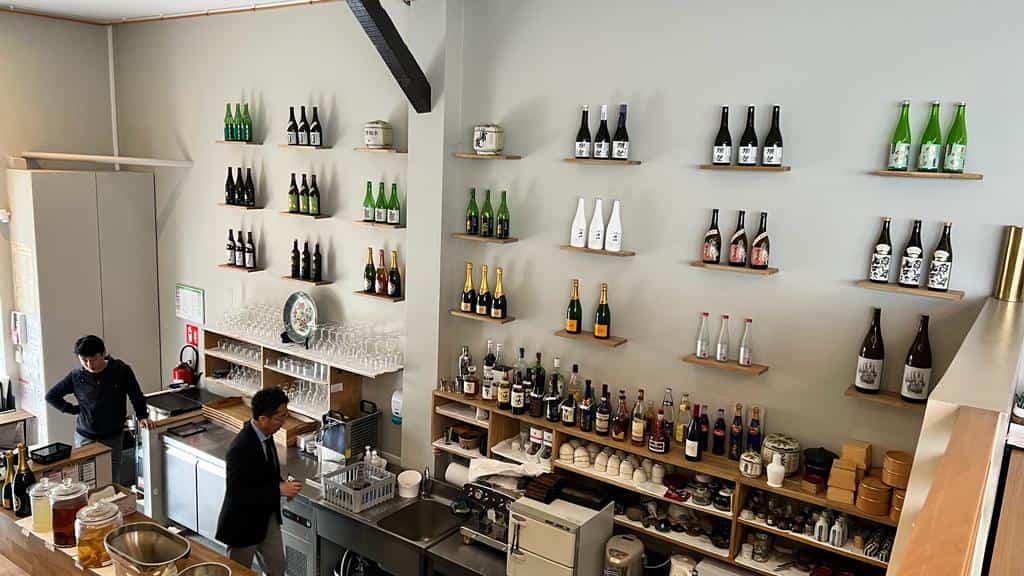 Le bar à l'entrée du restaurant