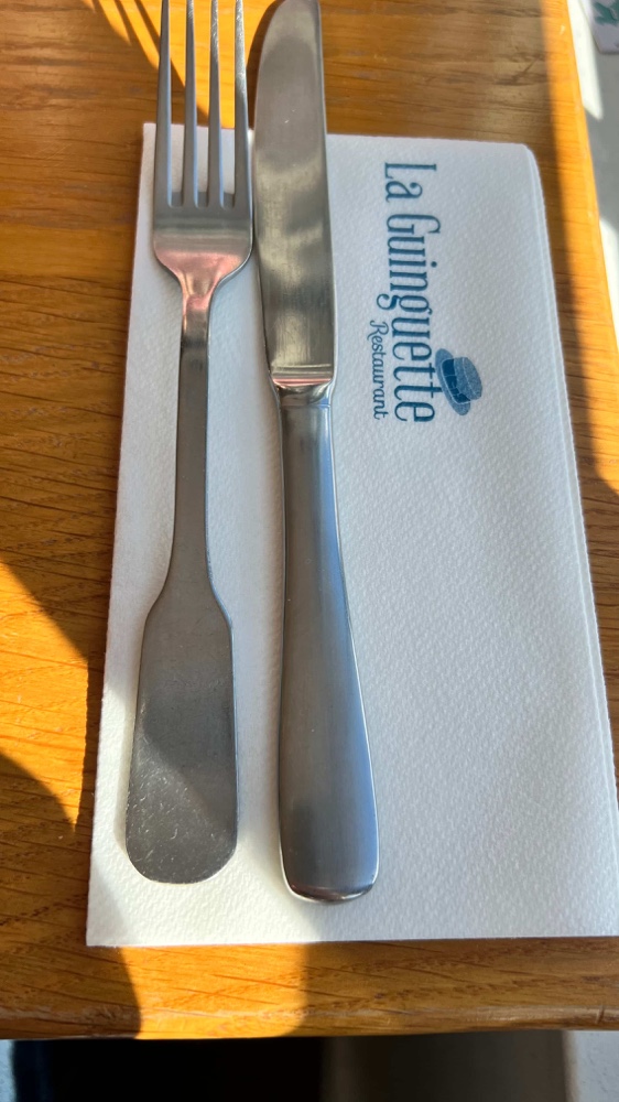 Couverts et serviette au logo du restaurant