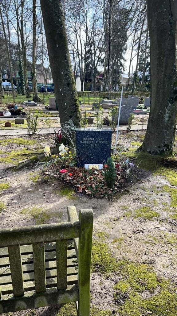 La tombe et son banc