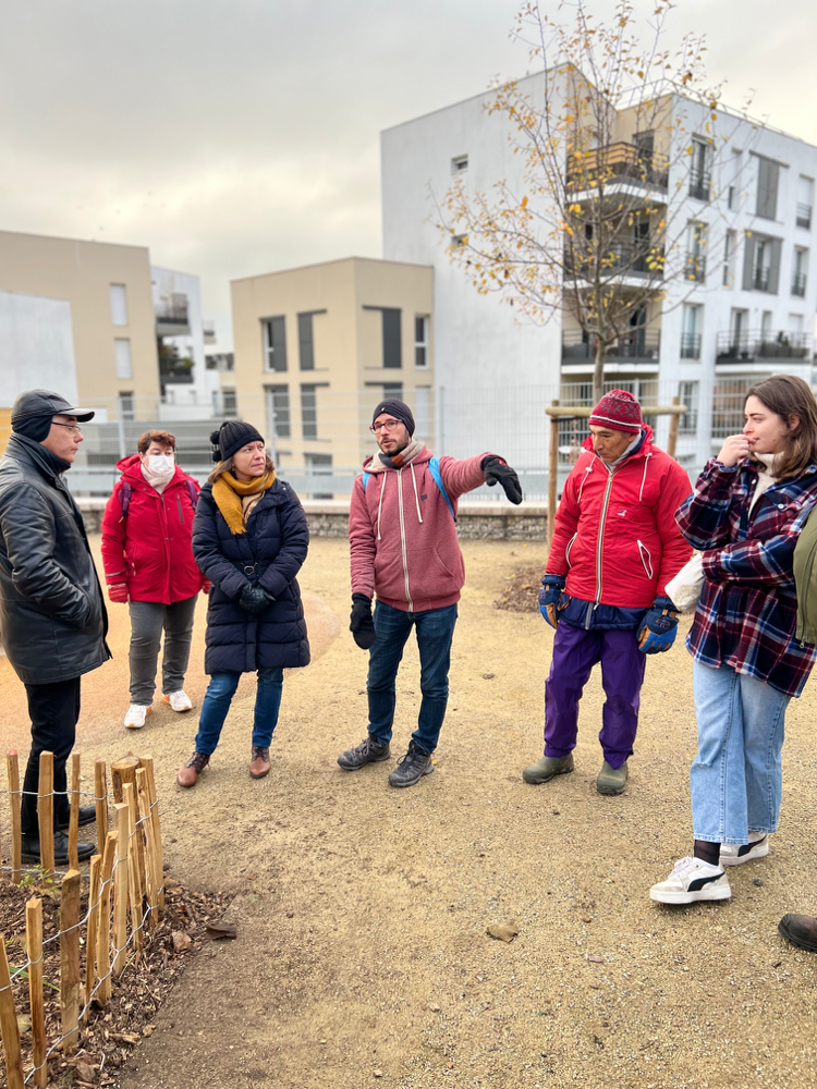 Clément expliquant les actions auprès des habitants et des élus de la ville