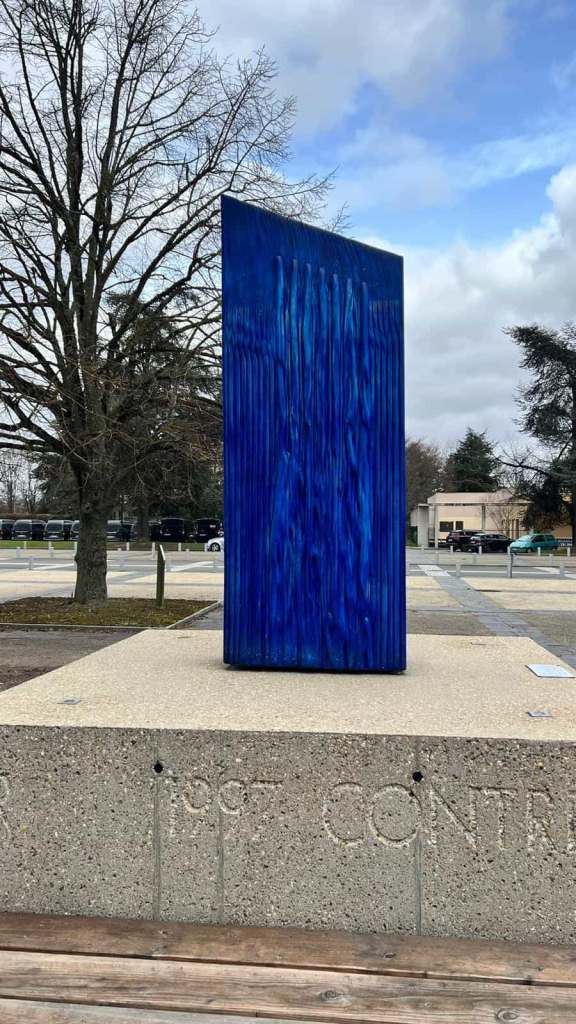 La sculpture bleue