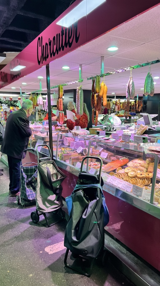 L'une des allées du marché de Bourg-la-Reine
