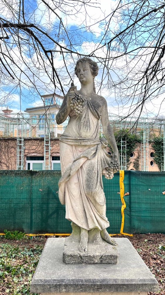 L'une des 4 statues symbolisant les saisons