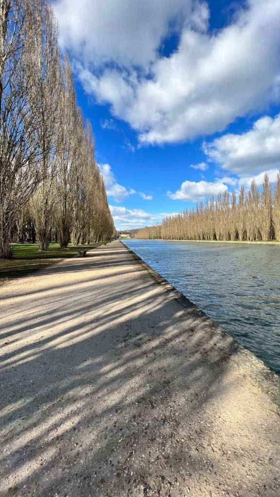 Le long de l'un des bras du bassin
