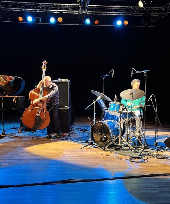 Le contre bassiste et le batteur du groupe