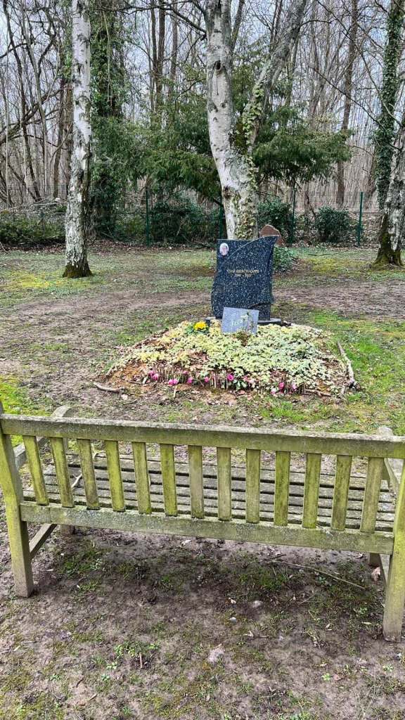 La tombe face au banc