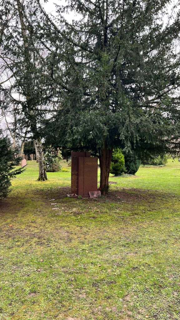 La tombe sous l'arbre