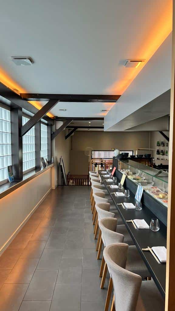 Les assises face au bar à sushis