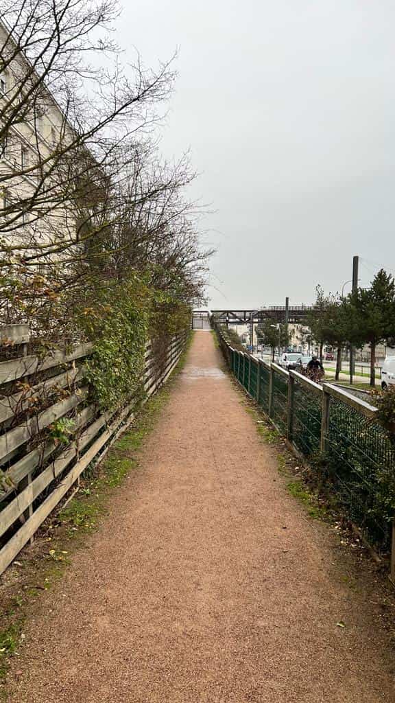 Chemin menant vers le Square