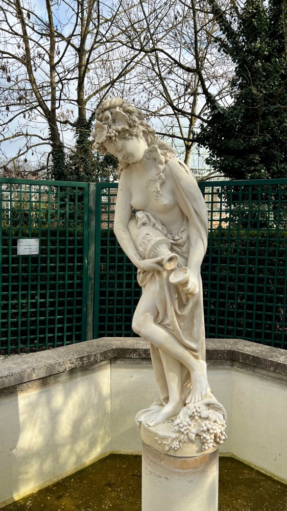 Encore une autre des 4 statues symbolisant les saisons