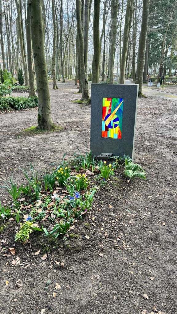 La tombe aux vitraux