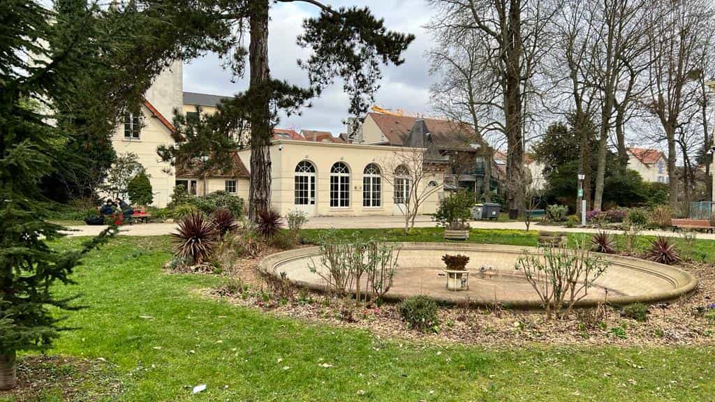 Le parc Bourdeau face à la Maison