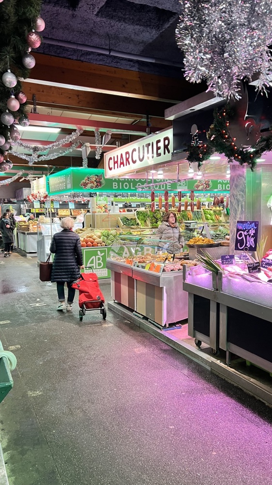 L'une des allées du marché de Bourg-la-Reine