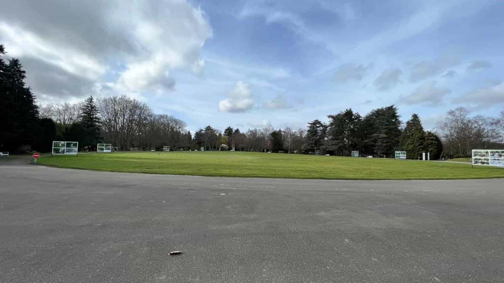 Esplanade de l'entrée principale