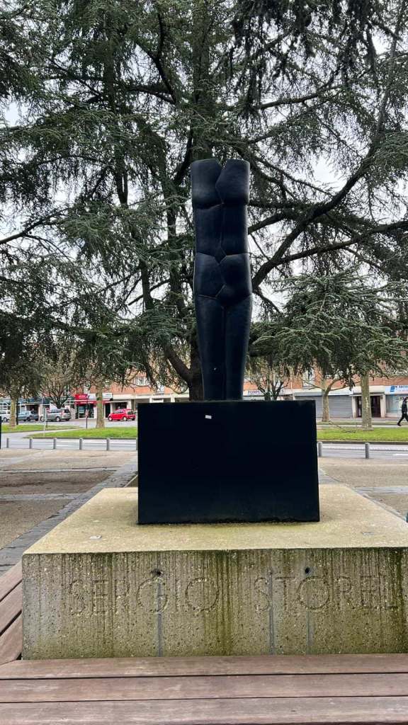 Sculpture noire devant le cimetière