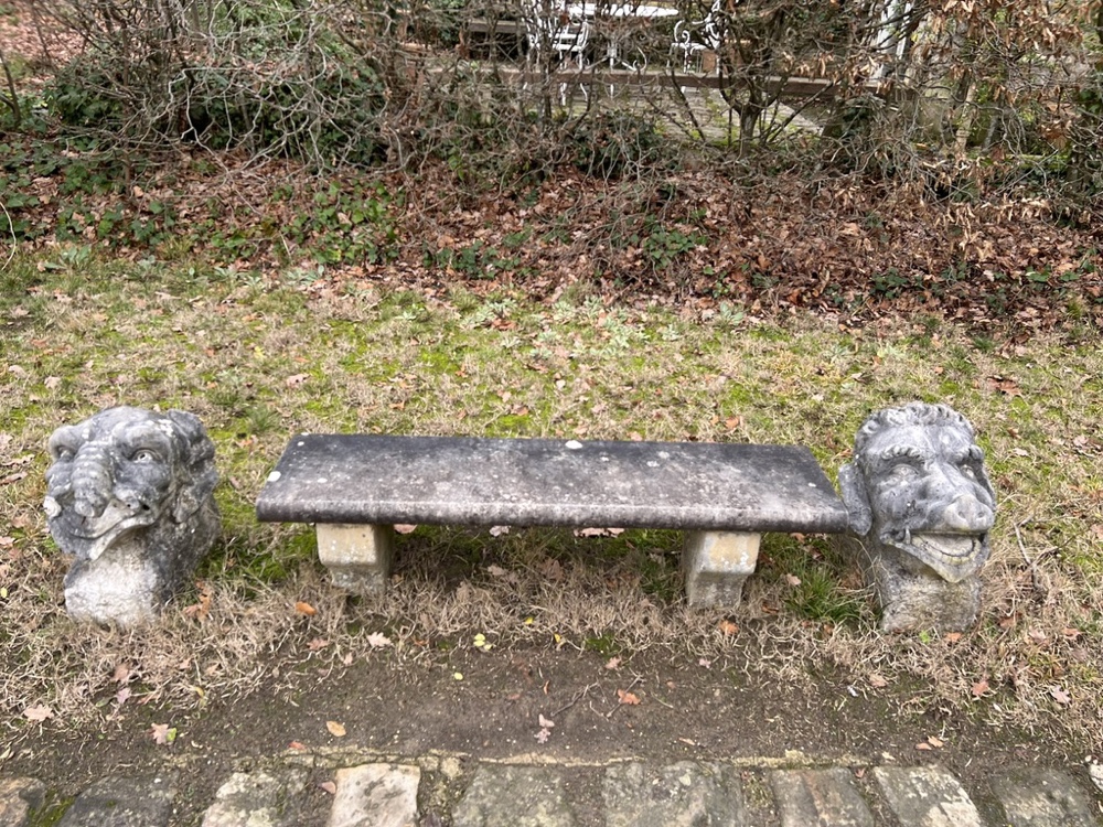 L'un des bancs présents sur l'île