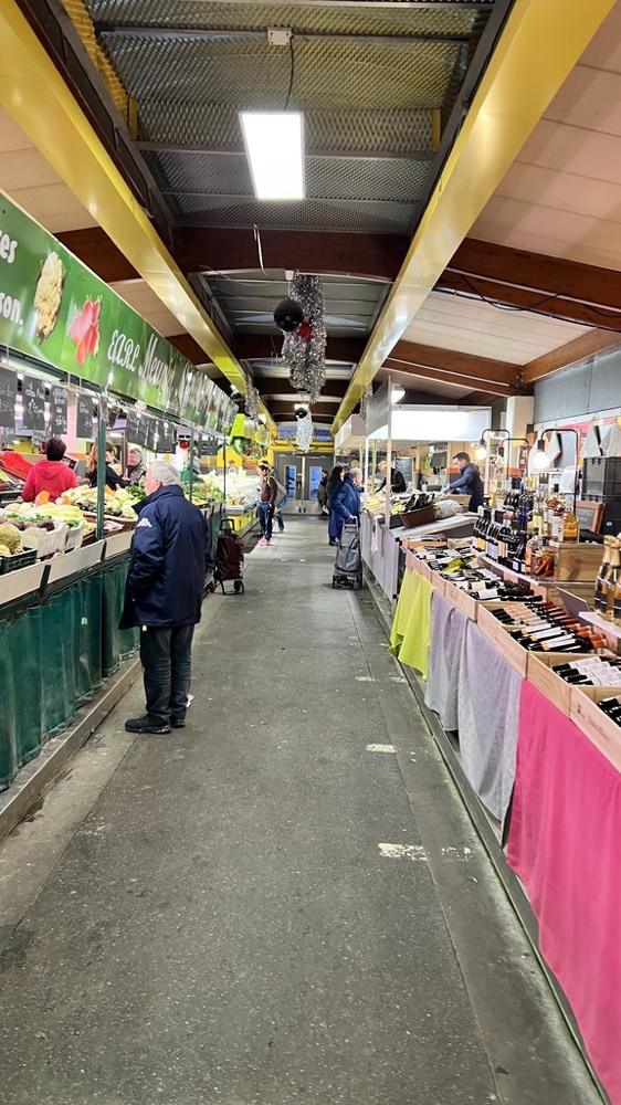 L'une des allées du marché de Bourg-la-Reine
