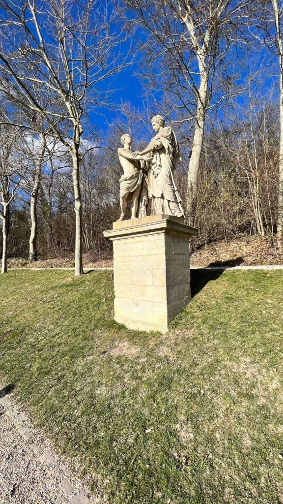 L'une des nombreuses statues