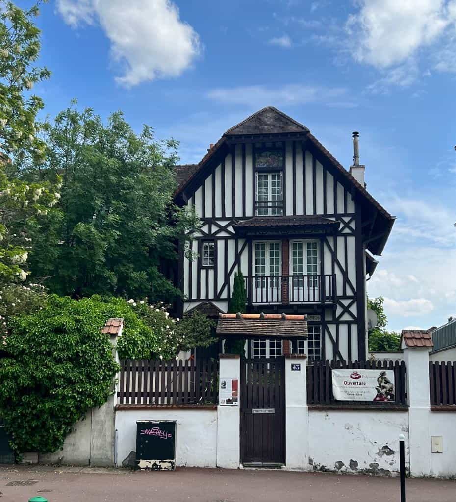 La maison depuis le trottoir d'en face