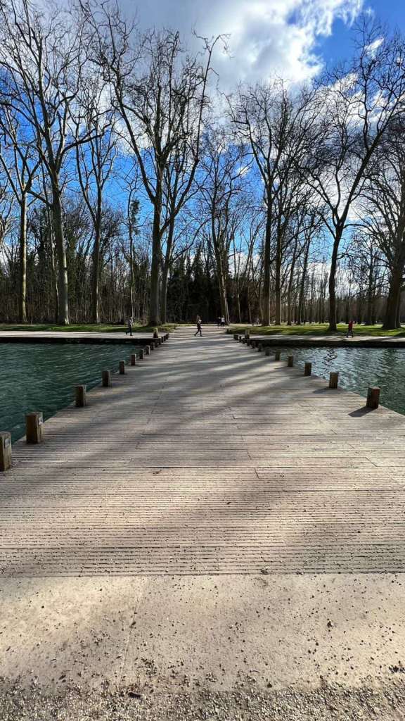 Nouveau pont traversant le lac