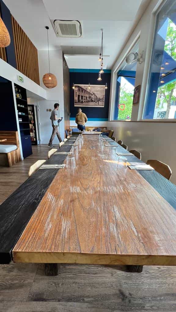 La salle est sa grande tablée