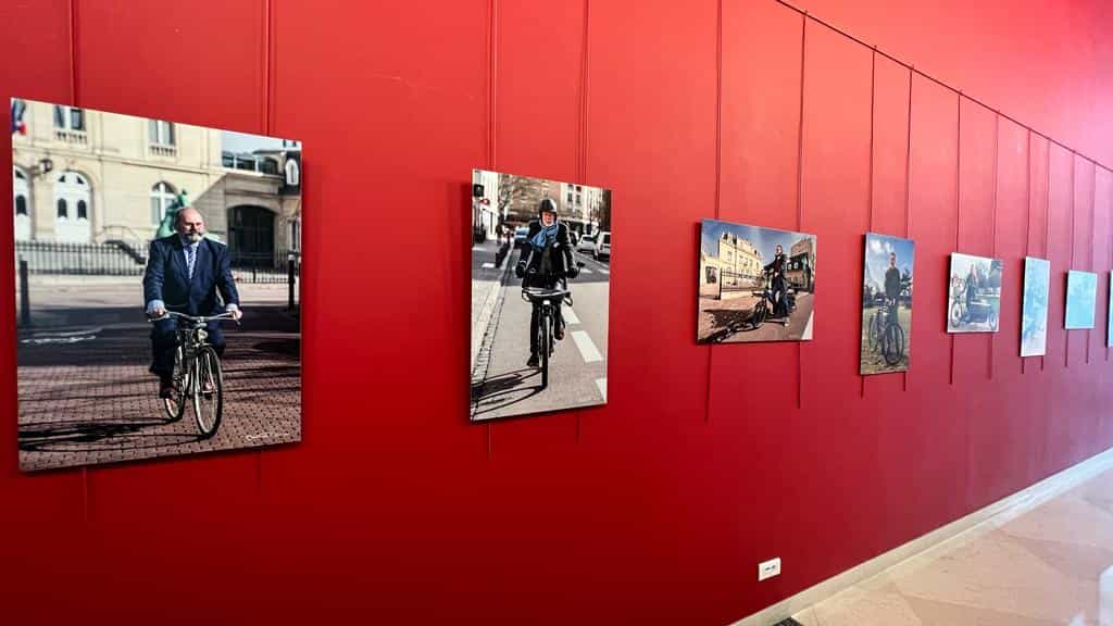 Le mur rouge de la mairie