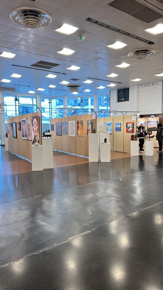 D'autres allées d'exposition de peintures