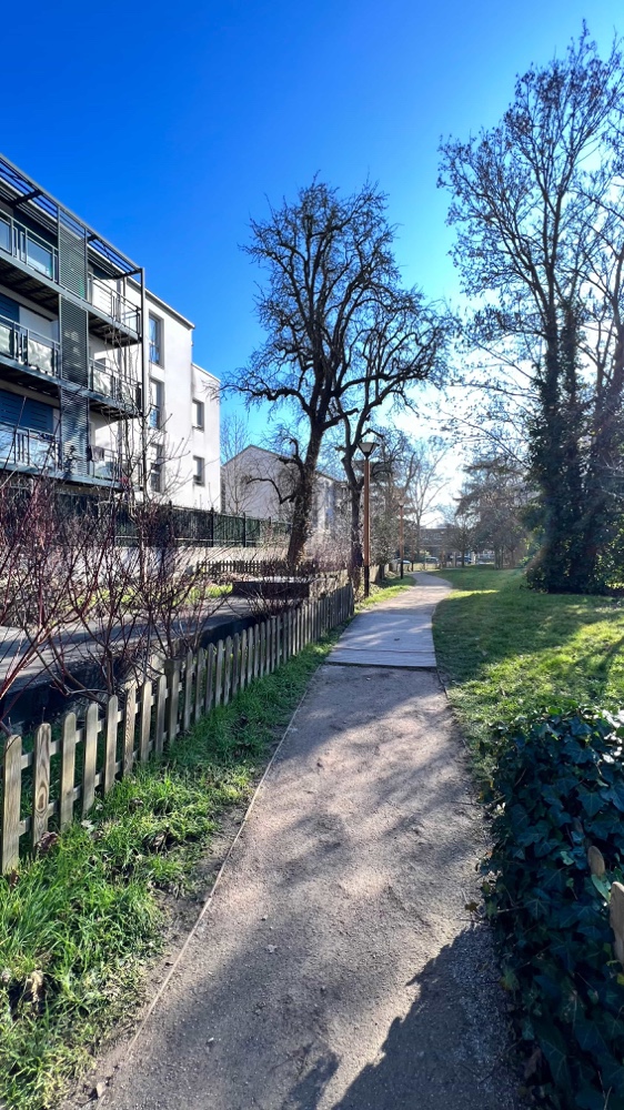 Chemin traversant le jardin de la Porte d'en Bas