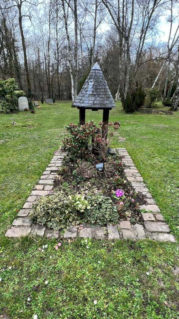 La tombe au toit en tuile