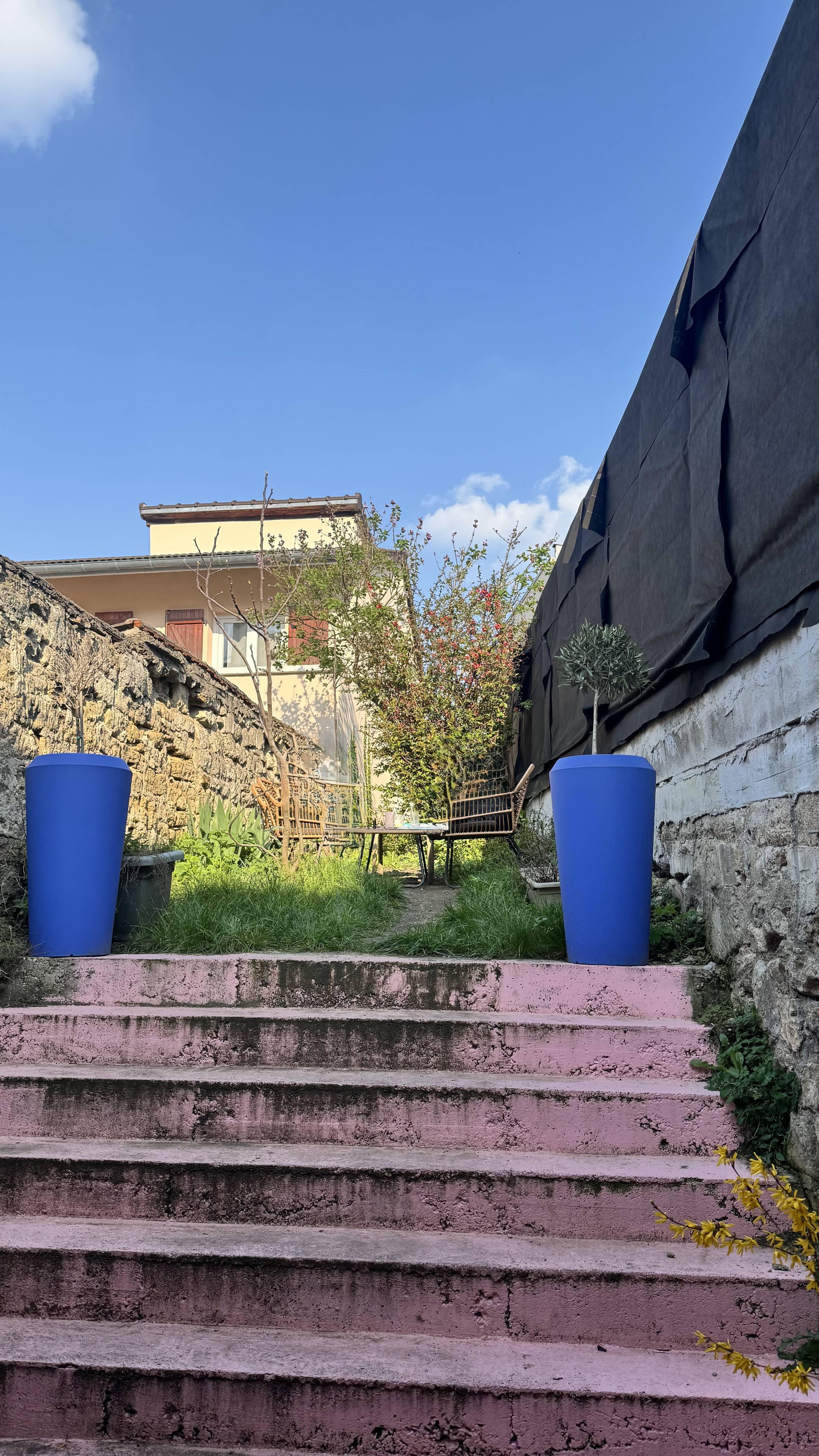 Terrasse jardin du Gaia Coffee à Fontenay-aux-Roses, table et chaises en extérieur