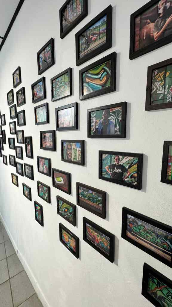 Vue d'ensemble de cadres à la Maison des Arts de Bagneux, INSIDE, Bagneux