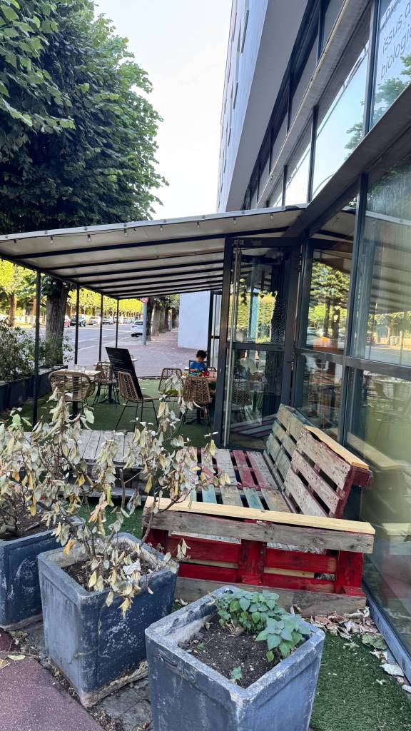 Terrasse du Biostrot devant le théâtre Les Gémeaux à Sceaux