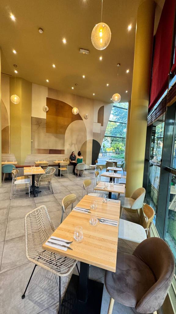 Salle du restaurant Le Biostrot à Sceaux avec sa grande hauteur sous plafond