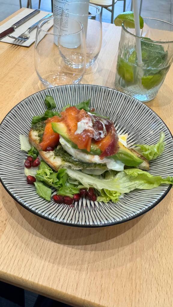 Tartine burrata, pesto et nectarine servie au Biostrot, Sceaux