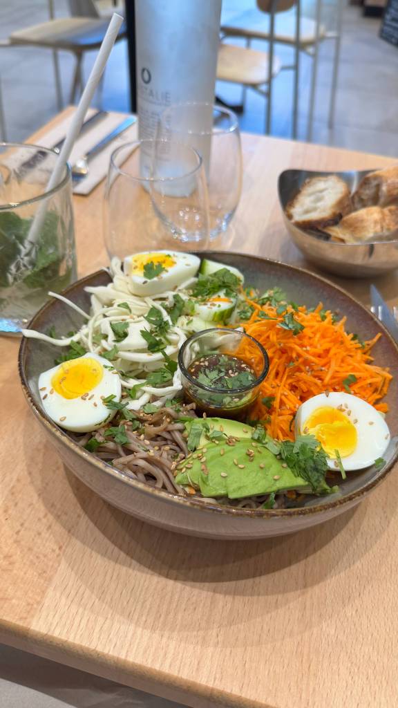 Poke bowl servi au Biostrot, Sceaux