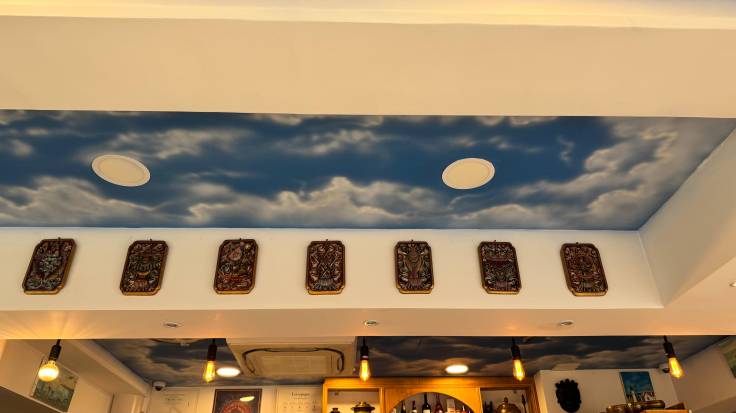 Plafond peint façon ciel bleu et nuages au Toit du Monde, Bourg-la-Reine